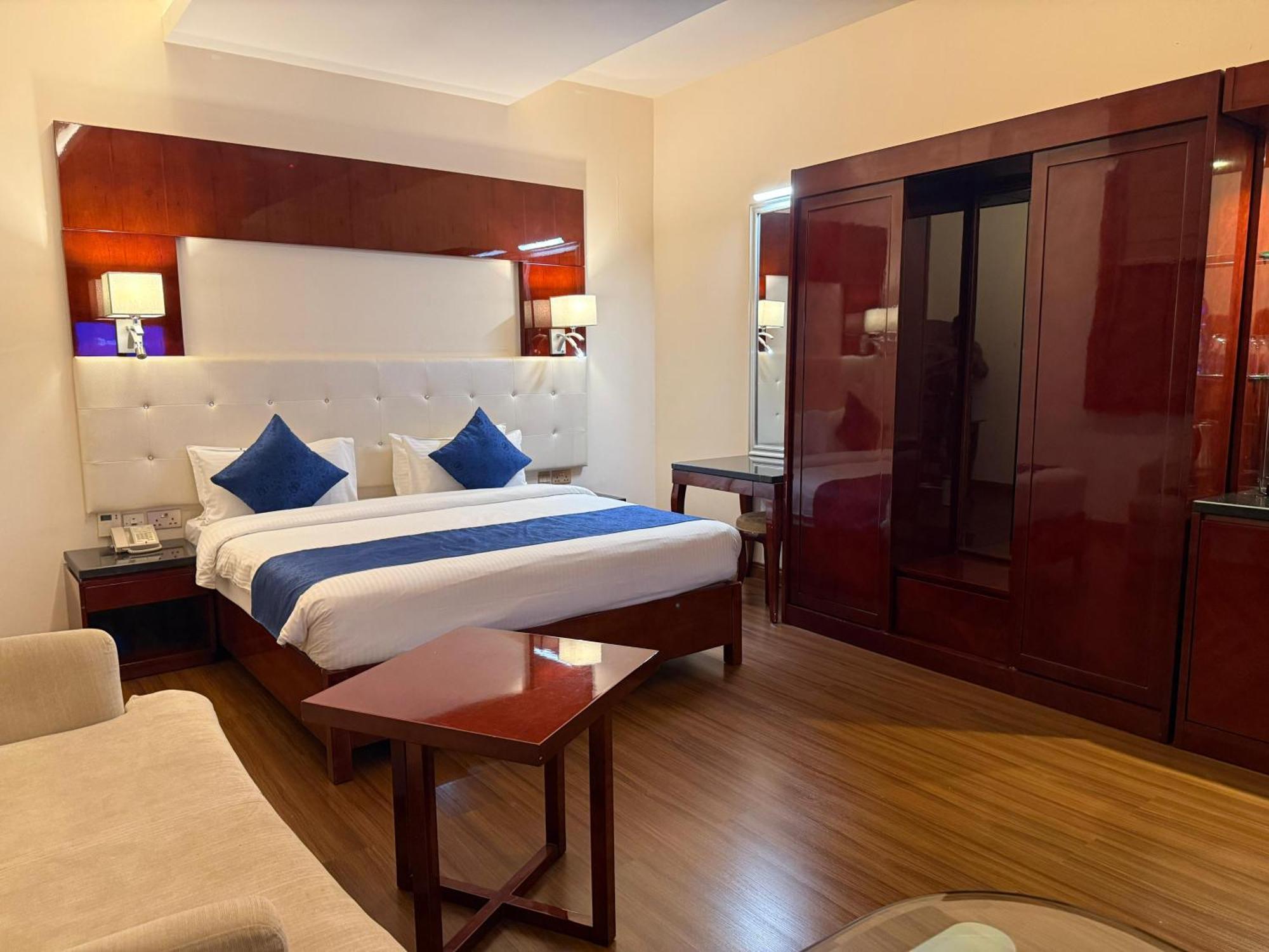 Golden Tulip Headington 호텔 무스카트 외부 사진